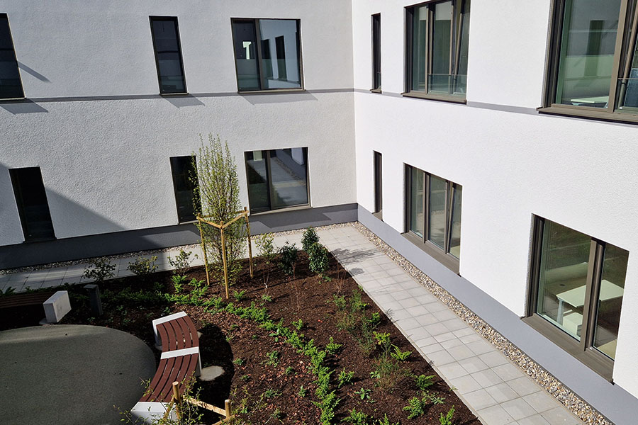 Therapiezentrum Ybbs: Neubau Sozialtherapie Innenhof