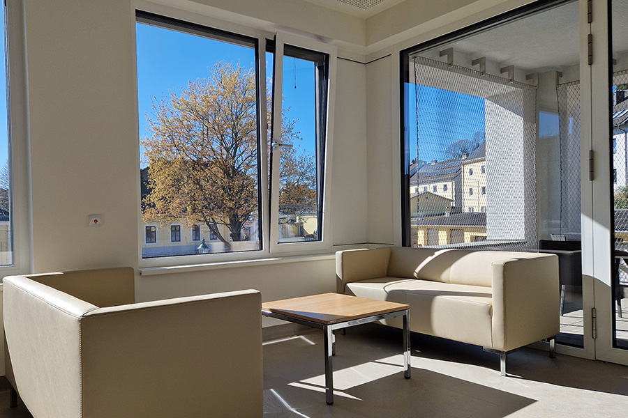 Therapiezentrum Ybbs: Neubau Sozialtherapie Sofaecke