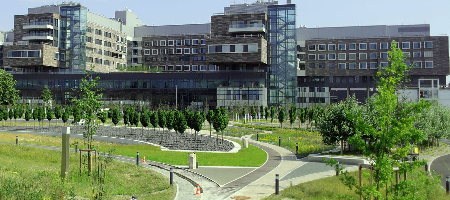 Klinik Floridsdorf Außenansicht Gartenseite