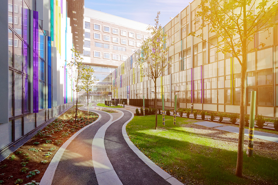 Klinik Floridsdorf Außenansicht Garten