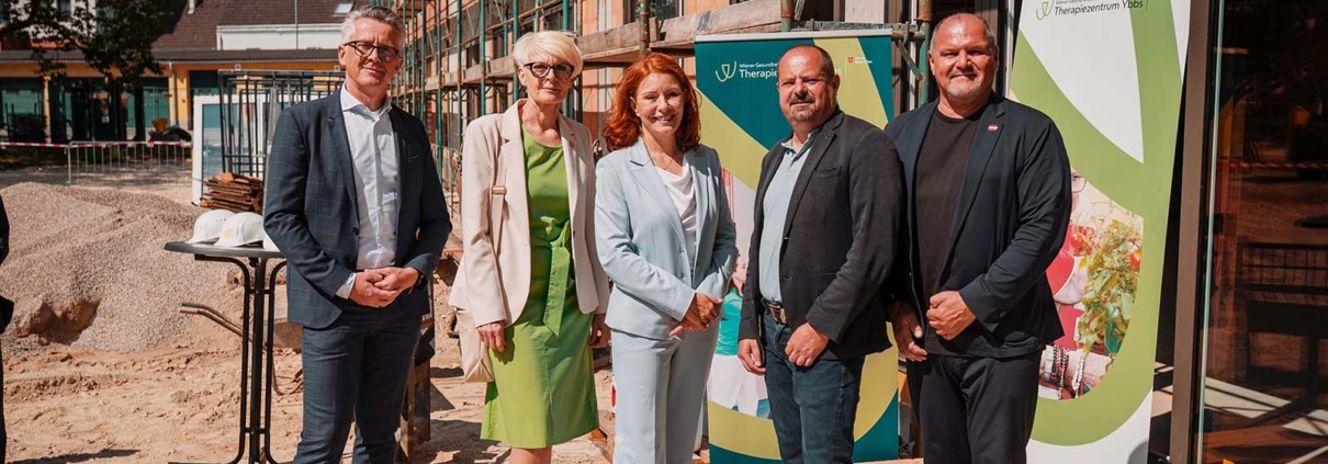 Gruppenfoto bei der Fertigstellung des Rohbaus im Therapiezentrum Ybbs