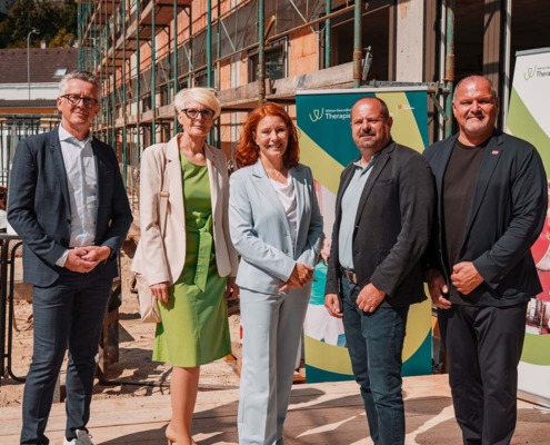 Gruppenfoto bei der Fertigstellung des Rohbaus im Therapiezentrum Ybbs