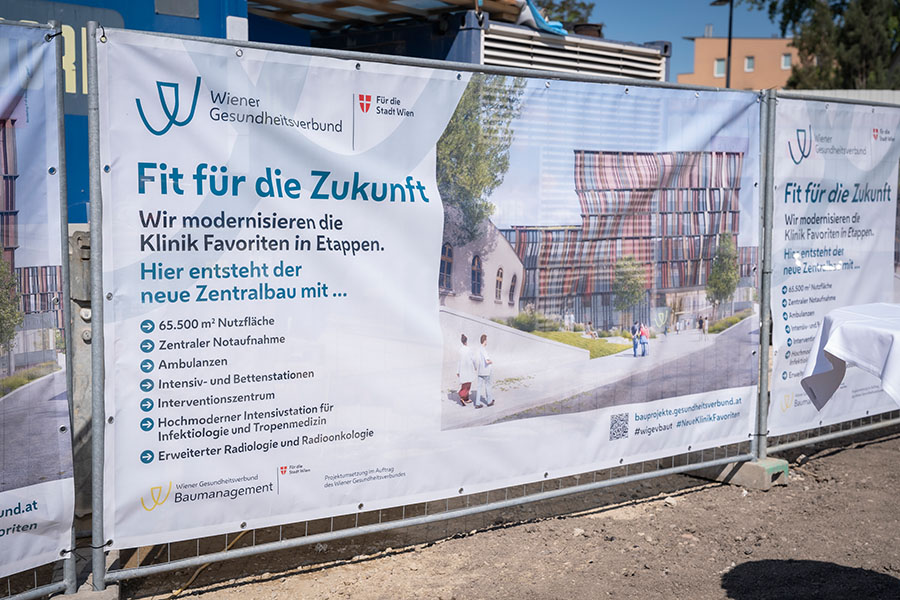 Bauzaun für Zentralbau der Klinik Favoriten