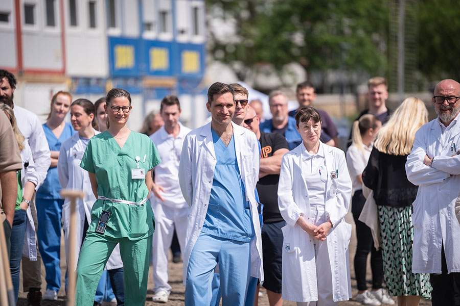 Mitarbeiter*innen beim Spatenstich für Zentralbau der Klinik Favoriten